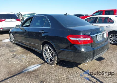 2010 Mercedes-Benz E 550 z USA, uszkodzony, nr VIN WDDHF7CB0AA148979